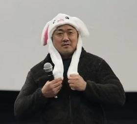 영화 무대인사에서 토끼 모자를 쓴 배우 마동석. [사진 중앙포토]