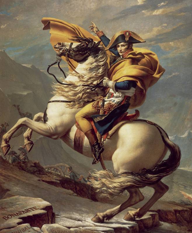 ‘성 베르나르 협곡을 넘는 나폴레옹’(1800)은 군주기마상의 완결판이다. 말은 흥분해서 앞발을 들고 있지만, 말을 탄 나폴레옹은 조금도 흔들림이 없다. 뒤에서 대포를 나르고 있는 부하들과 비교되면서 그의 초월적 영웅성은 더욱 두드러진다.