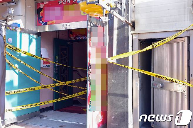 23일 광주 북구 두암동 한 미용실 화재현장 입구에 경찰이 출입통제선을 쳐 놓았다. 이날 오전 0시57분쯤 불이 난 이 미용실에서는 60대 여주인이 숨진 채 발견됐다. 2018.12.23/뉴스1 © News1 한산