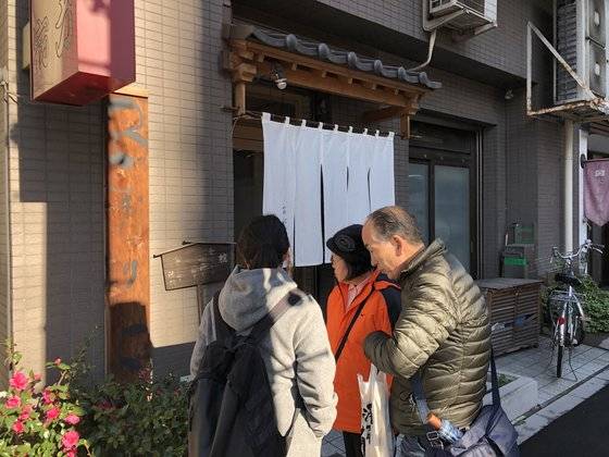 12월초 오니기리 전문점으로는 세계 최초로 '미쉐린가이드'에 등재된 '오키나와 아사쿠사 야도로쿠'를 찾은 손님들이 메뉴를 살펴보고 있다. 서승욱 특파원