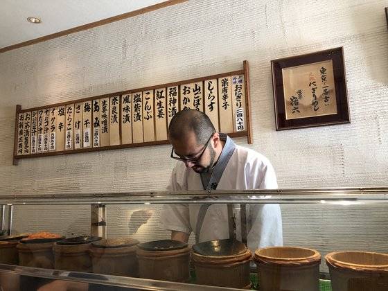 12월초 오니기리 전문점으로는 세계 최초로 '미쉐린가이드'에 등재된 '오키나와 아사쿠사 야도로쿠'의 내부 모습. 오니기리를 만들고 있는 이가 3대째 가업을 잇고 있는 미우라 요스케. 서승욱 특파원