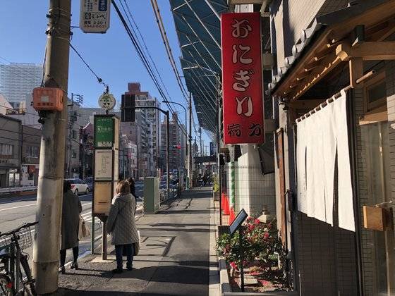 12월초 오니기리 전문점으로는 세계 최초로 '미쉐린가이드'에 등재된 '오키나와 아사쿠사 야도로쿠'의 주변 거리. 바로앞에 버스정류장이 있다. 서승욱 특파원