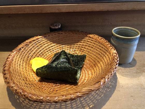 밥을 싸고 있는 김의 식감은 두 종류다. 아래쪽에 날개처럼 펼쳐져 있는 쪽은 습기가 없는 바삭바삭한 식감, 위쪽에 삼각형으로 접혀있는 쪽은 촉촉한 느낌이다. 서승욱 특파원