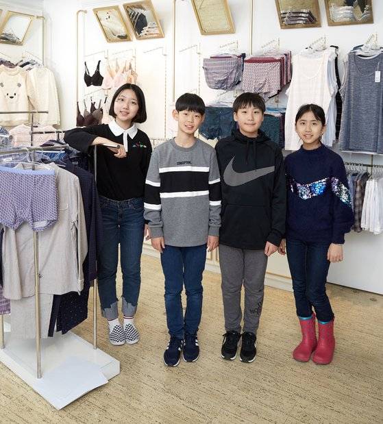 노윤서·최찬이·김동률·이지윤(왼쪽부터) 소중 학생기자단은 이날 속옷 종류가 다양하다는 걸 처음 배웠다. 보호자가 사다 주는 속옷만을 입던 과거와 달리 앞으로는 적극적으로 사이즈 찾는 일 등에 나서겠다는 게 이들의 포부다.