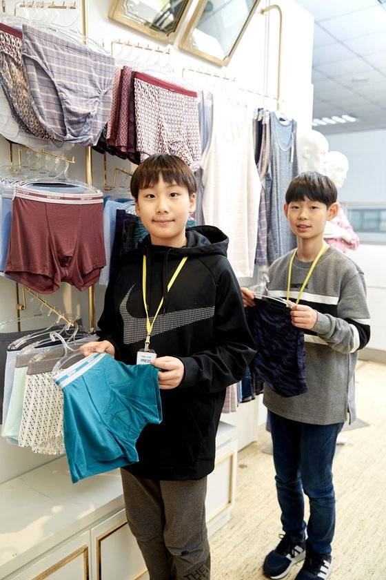 김동률 학생기자, 최찬이 학생모델(왼쪽부터).
