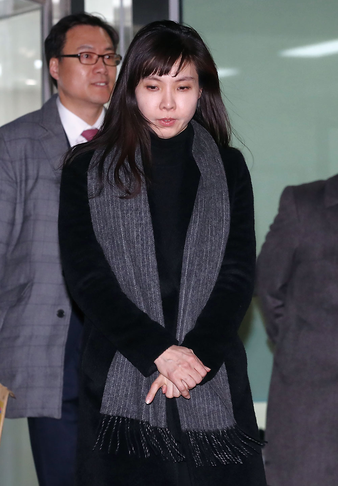 검찰 내 성추행 의혹을 폭로한 서지현 검사가 2월4일 저녁 서울 송파구 동부지검 내에 설치된 ‘성추행 사건 진상규명 및 피해회복 조사단’에서 피해자 및 참고인 조사를 받은 후 나오고 있다. ⓒ 연합뉴스
