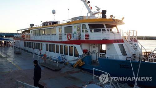 199명 태운 제주 마라도 여객선 좌초…"승객 모두 안전" 사진은 24일 제주도 서귀포시 대정읍 운진항으로 입항된 여객선 블루레이 1호 [서귀포해양경찰서 제공]