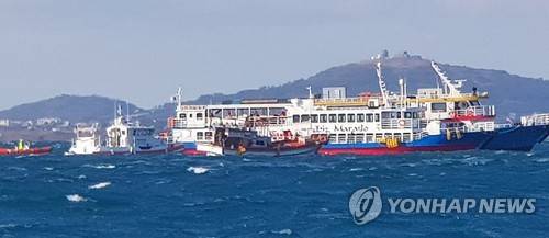 마라도서 제주도로 오던 여객선 좌초 (서귀포=연합뉴스) 24일 오후 2시 43분께 제주 마라도에서 199명(승객 195, 승선원 4)을 태우고 제주도 본섬의 서귀포시 대정읍 운진항으로 향하던 여객선 블루레이호가 좌초, 구조 작업이 진행되고 있다.  [연합뉴스 마라도 통신원 김은영 씨 제공] atoz@yna.co.kr