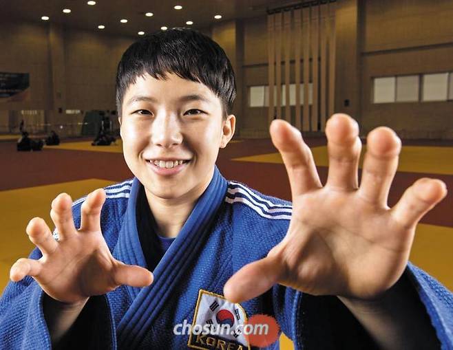 한국 여자 유도 48㎏급 간판 정보경이 지난 12일 충북 진천선수촌 유도훈련장에서 두 손을 펼쳐 보이며 웃고 있다. 정보경은 키(153㎝)가 작지만 두 손으로 자기 몸무게의 약 3배에 달하는 130㎏짜리 역기를 허벅지까지 들어 올릴 정도로 힘이 세다. /고운호 기자