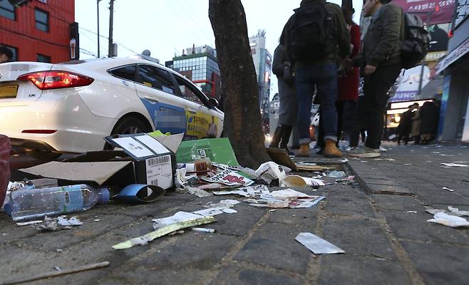 성탄절인 25일 오전 서울 마포구 홍대 거리에서 쓰레기가 널려있다. 임현동 기자