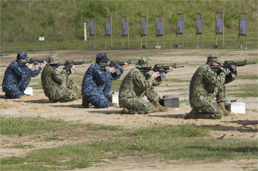 사격 훈련을 하고 있는 미 해군 대원들. 청색 위장 전투복이 눈에 확 띈다. /출처= @NavyTimes