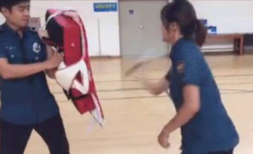 인터넷에 떠도는 ‘여경 훈련 영상’의 한 장면.