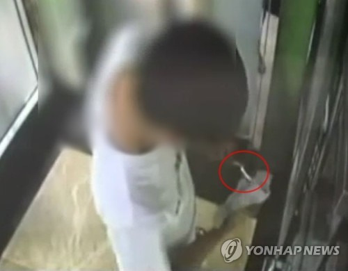 범행 도구인 금속물질을 들고 있는 모습 [전북경찰청 제공]