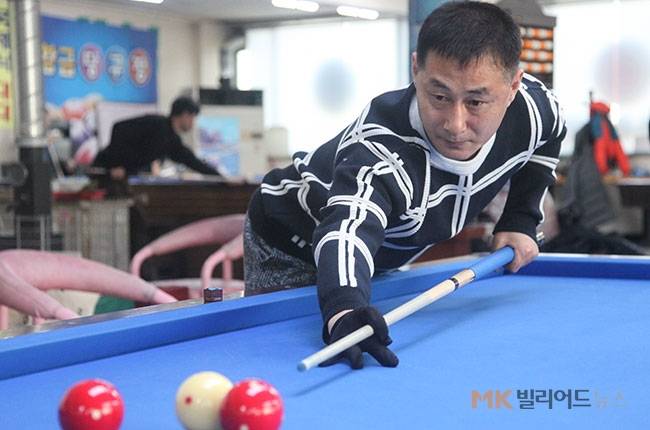 4구 시범을 보이고 있는 송길용 동호인.