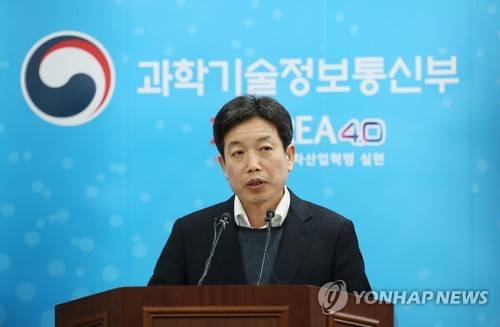 '통신재난시 통신망 안정성 강화 대책은?' (과천=연합뉴스) 이지은 기자 = 장석영 과학기술정보통신부 정보통신정책실장이 27일 오후 경기도 정부과천청사 과학기술정보통신부에서 통신재난 방지 및 통신망 안정성 강화 대책을 발표하고 있다.  jieunlee@yna.co.kr