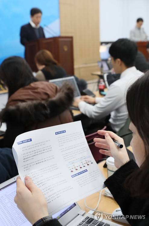 통신재난 방지 및 통신망 안정성 강화 대책 발표 (과천=연합뉴스) 이지은 기자 = 장석영 과학기술정보통신부 정보통신정책실장이 27일 오후 경기도 정부과천청사 과학기술정보통신부에서 통신재난 방지 및 통신망 안정성 강화 대책을 발표하고 있다.  jieunlee@yna.co.kr