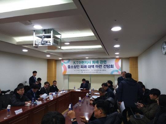 28일 국회 의원회관에서 열린 KT 아현지사 화재 관련 중소상인 피해대책 마련 간담회에서 노웅래 과방위 위원장이 피해 상인의 발언을 듣고 있다. 김은지 기자