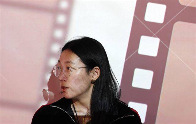 장혜영 감독은 평범한 일상을 유튜브에 올리기 시작했다. 그리고 동생과 함께 살 집으로 이사를 한 첫날부터는 아예 카메라에 담아 다큐멘터리 영화 ‘어른이 되면’으로 완성했다. 서재훈 기자