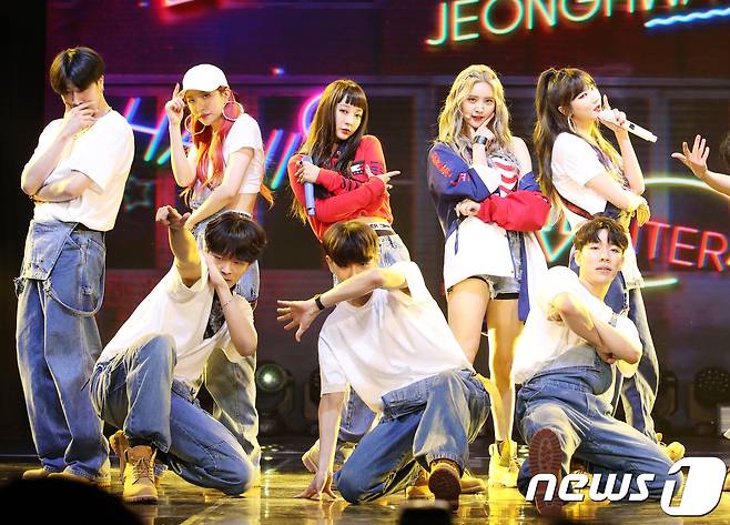 이엑스아이디(EXID) 하니(왼쪽부터), 혜린, 정화, LE가 2일 오후 서울 명동의 한 아트홀에서 열린 신곡 ‘내일해’ 발매 기념 쇼테이스에 참석해 '뉴트로' 패션으로 신곡을 선보이고 있다. 2018.4.2./뉴스1 © News1 권현진 기자