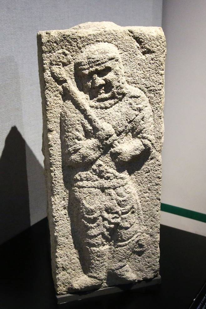 통일신라시대에 만들어진 경주 구정동 방형분(네모무덤)에 있던 부조. 터번을 두르고 폴로 채를 든 서역인이 조각돼 있다. 권오영 교수 제공