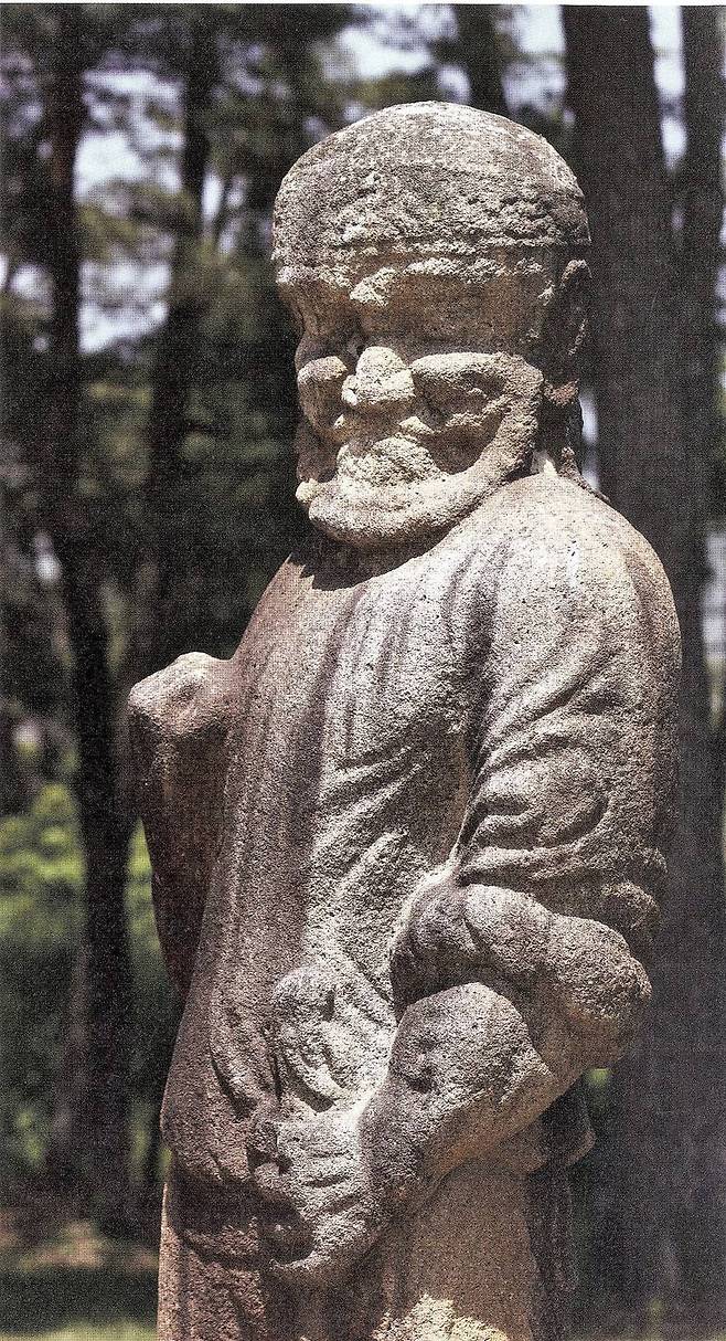 신라 원성왕릉일 가능성이 큰 경주 괘릉의 무인상. 터번을 두르고 수염이 난 서역인의 모습을 하고 있다. 권오영 교수 제공