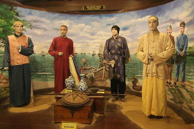예로부터 해상실크로드의 중심지였던 말라카는 인도와 아랍, 중국 상인 등이 함께 어울려 살았다. 이들 외지 상인들은 현지 사람들과 결혼해 가정을 이뤘으며, 페라나칸이라고 불리는 그 후손들은 오늘날 싱가포르와 말레이시아의 독특한 다문화사회의 바탕이 되고 있다. 교역을 위해 말라카를 방문한 중국 상인들의 모습이 말라카박물관에 전시돼 있다. 권오영 교수 제공