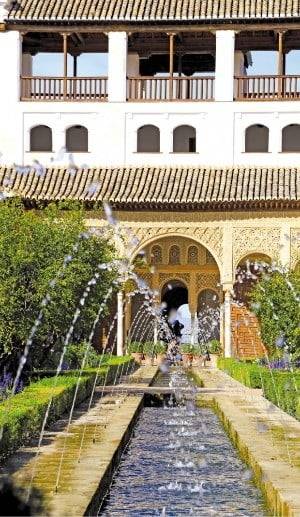 헤네랄리페의 정원을 거닐면 영롱한 물소리에 귀가 즐겁다.