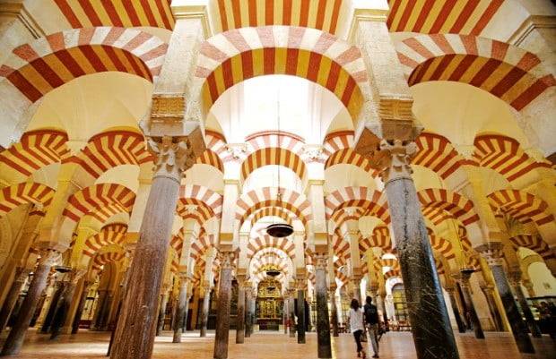 적색과 흰색 줄무늬 말발굽 모양의 아치를 떠받치고 있는 모습이 신비로운 코르도바 메스키타.