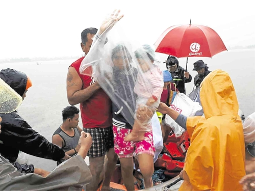 열대 폭풍 오스만의 영향으로 폭우가 내린 필리핀에서 주민들이 긴급 대피하고 있다 [인콰이어러 홈페이지 캡처=연합뉴스]