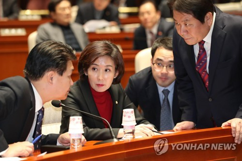 의총서 대화하는 한국당 신임 원내지도부 [연합뉴스 자료사진]