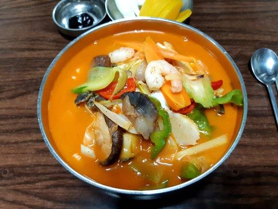 일생 가장 맛있게 먹어본 삼선짬뽕. 허름하고 작은 식당이지만 싱싱한 재료와 깊고 자연스러운 맛에서 장인(匠人)의 자부심이 느껴졌다. [사진 박헌정]