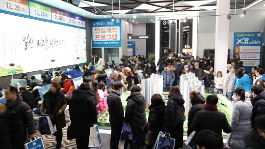 내년 부동산 시장은 경기 침체와 각종 규제·세금 강화 등이 맞물리면서 하향세가 이어질 전망이다. 부동산 관련 연구소와 전문가 대부분도 내년에 집값이 하락할 것으로 예측했다. 지난 26~27일 청약 마감한 경기 고양시 일산의 한 아파트 본보기집을 찾은 수요자들 모습.   GS건설 제공