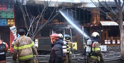 1일 오전 소방대원들이 서울 마포구 어울림마당로의 한 음식점에서 발생한 화재를 진압하고 있다. [서울소방 제공=연합뉴스]