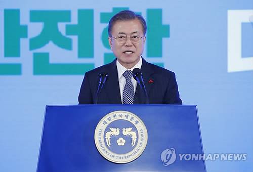 문 대통령, '2019 기해년에는' (서울=연합뉴스) 배재만 기자 = 문재인 대통령이 2일 오전 서울 여의도 중소기업중앙회 그랜드홀에서 열린 2019 기해년 신년회에서 신년 인사말을 하고 있다.  scoop@yna.co.kr