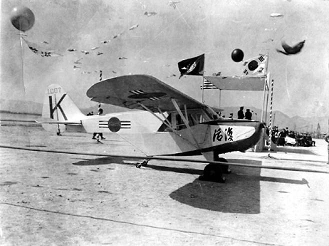 국산 1호 '부활'호. 1953년 개발을 마치고 1954년 4월 3일 김해 공군기지에서 '부활'호 명명식을 하고 있다. [중앙포토]