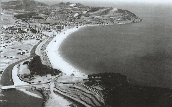 1960년대초 부산 해운대해수욕장 전경. 해수욕장 주변으로 빌딩이 빼곡히 들어선 지금의 모습이 상상이 가지 않는다. [중앙포토]