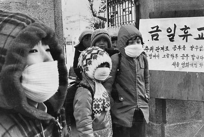 1977년 2월.20 년만의 강추위가 학교문을 닫게 했다. 휴교조치를 모르고 등교한 어린이들이 발길을 돌리고 있다. [중앙포토]