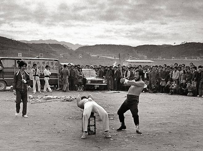 1977년 서울 강남고속버스터미널 건설 부지에서 차력 시범이 열리고 있다.[중앙포토]