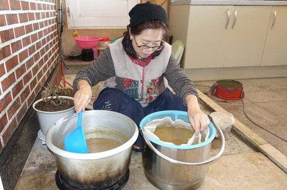 이혜경씨가 달인 황석어젓을 거르고 있다. 이 방법은 춘천이 고향인 어머니에게서 배웠다.