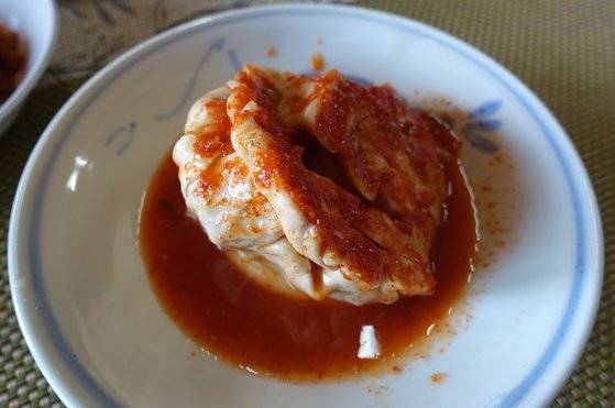 한 통을 8조각으로 나눠 담근 양배추김치.