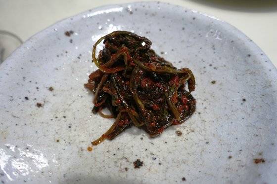 박광희 명인이 세상에 알린 토종 민들레김치. 아주 곰삭았다.