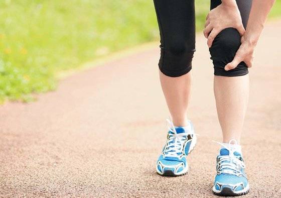 무릎 통증은 나이가 들면 나타나는 노화 현상 중 하나일 것이다. 대개 원인은 무릎 연골의 마모인데, 고령자의 경우 주로 연골 마모 때문에 통증이 생기는 '퇴행성관절염'이 많다. [중앙포토]