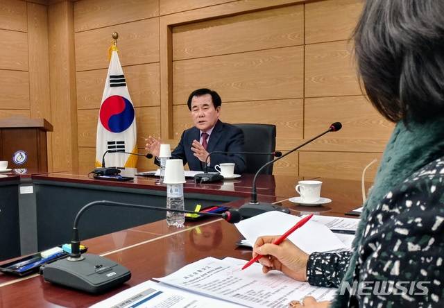 【천안=뉴시스】이종익 기자 = 3일 오전 9시 32분께 충남 천안시 차암동의 차암초등학교 교실 증축 공사 현장에서 화재가 발생했다. 이날 오후 김지철 충남교육감이 천안교육지원청에 설치된 화재대책본부에서 화재발생 원인과 학생배치 등에 관한 대책을 논의하고 있다.  2019.01.03.007news@newsis.com