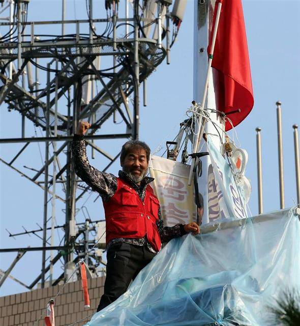 25m ‘하늘 감옥’서 홀로 농성 - 2일로 고공농성 486일째를 맞은 김재주 택시노조 전북지회장이 전주시청 광장 앞 조명탑에 설치된 고공 농성장에서 동료들을 향해 주먹을 불끈 쥐어 보이고 있다. 택시노조 전북지회 제공