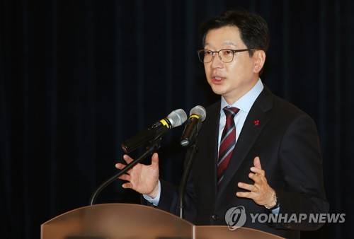 경남도청 시무식 (창원=연합뉴스) 경남도가 3일 도청 신관 대강당에서 개최한 2019년 시무식에서 김경수 경남도지사 인사말을 하고 있다. 2019.1.3 [경남도 제공] bong@yna.co.kr