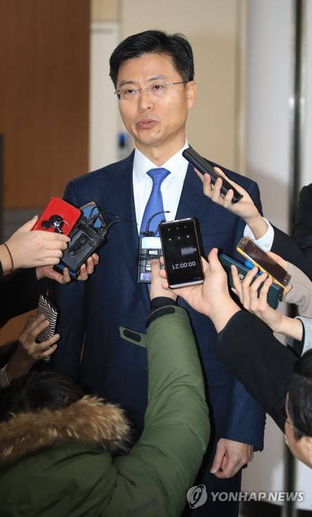 취재진 질문에 답하는 최윤수 (서울=연합뉴스) 한종찬 기자 = 박근혜 정부 시절 국가정보원의 불법사찰 등에 관여한 혐의로 기소된 최윤수 전 국정원 2차장이 3일 오전 서울중앙지법에서 열린 선고 공판을 마친 뒤 취재진 질문에 답하고 있다. 이날 법원은 최 전 차장에게 징역 8개월에 자격정지 1년, 집행유예 2년을 선고했다.  saba@yna.co.kr