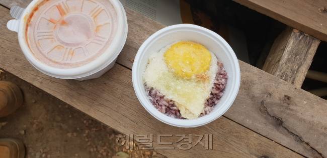 [추위에 얼어버린 계란 프라이. 무료급식은 날마다 오지 않는다. 받아둔 음식을 아껴뒀지만 모두 얼어버렸다. 김유진 기자/kacew@heraldcorp.com]
