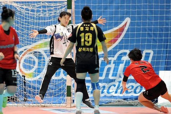 선방쇼를 펼치고 있는 삼척 GK 박미라 ⓒ대한핸드볼협회