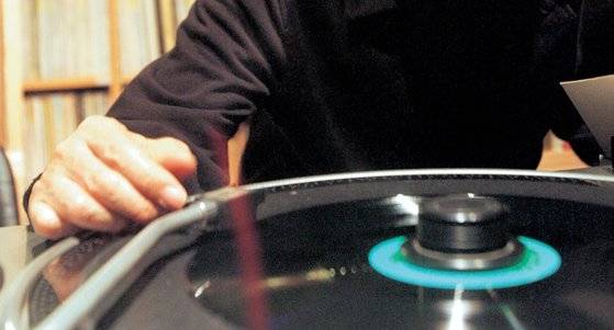 LP 는 영어로 바이닐 레코드(vinyl record), 혹은 그냥 '레코드'나 바이닐'이라고도 한다. [중앙포토]