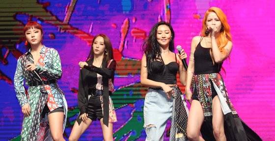 지난해 7월 걸그룹 마마무가 일곱 번째 미니 앨범 '레드 문' 발매 후 가진 컴백 쇼케이스 무대의 한 장면. 이 앨범의 타이틀 곡은 '너나 해'였다. 하지만 영어에서 타이틀 곡은 앨범의 이름과 같은 곡을 말한다. 또 활동 중단 기간이 몇 개월 정도로 짧은 경우엔 컴백이라고 하지 않는다. [일간스포츠]